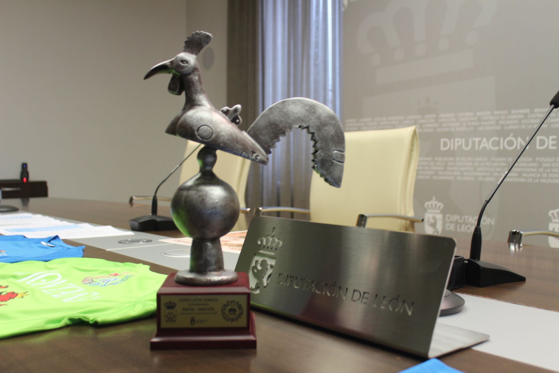 Trofeo del Gallo que reconoce al ganador de la Ribera vs Montaña Trofeo del Gallo que reconoce al ganador de la Ribera vs Montaña