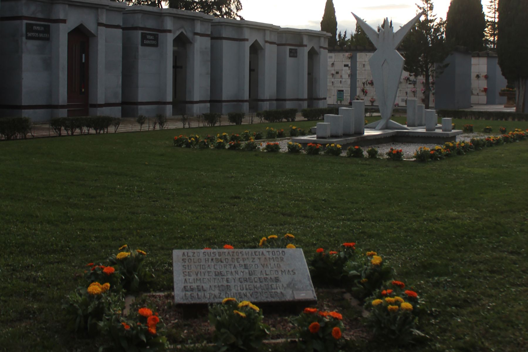 Patio de San Carlos en el Cementerio de León