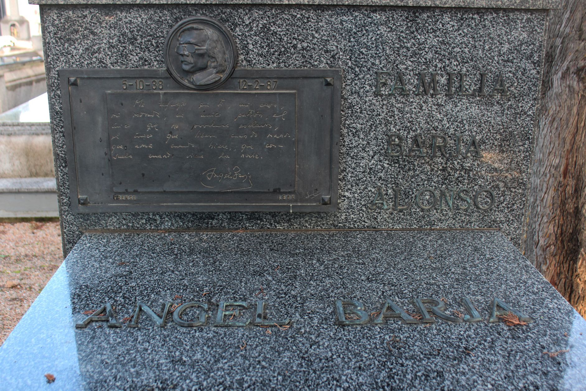 Tumba de Ángel Barja en el Cementerio de León