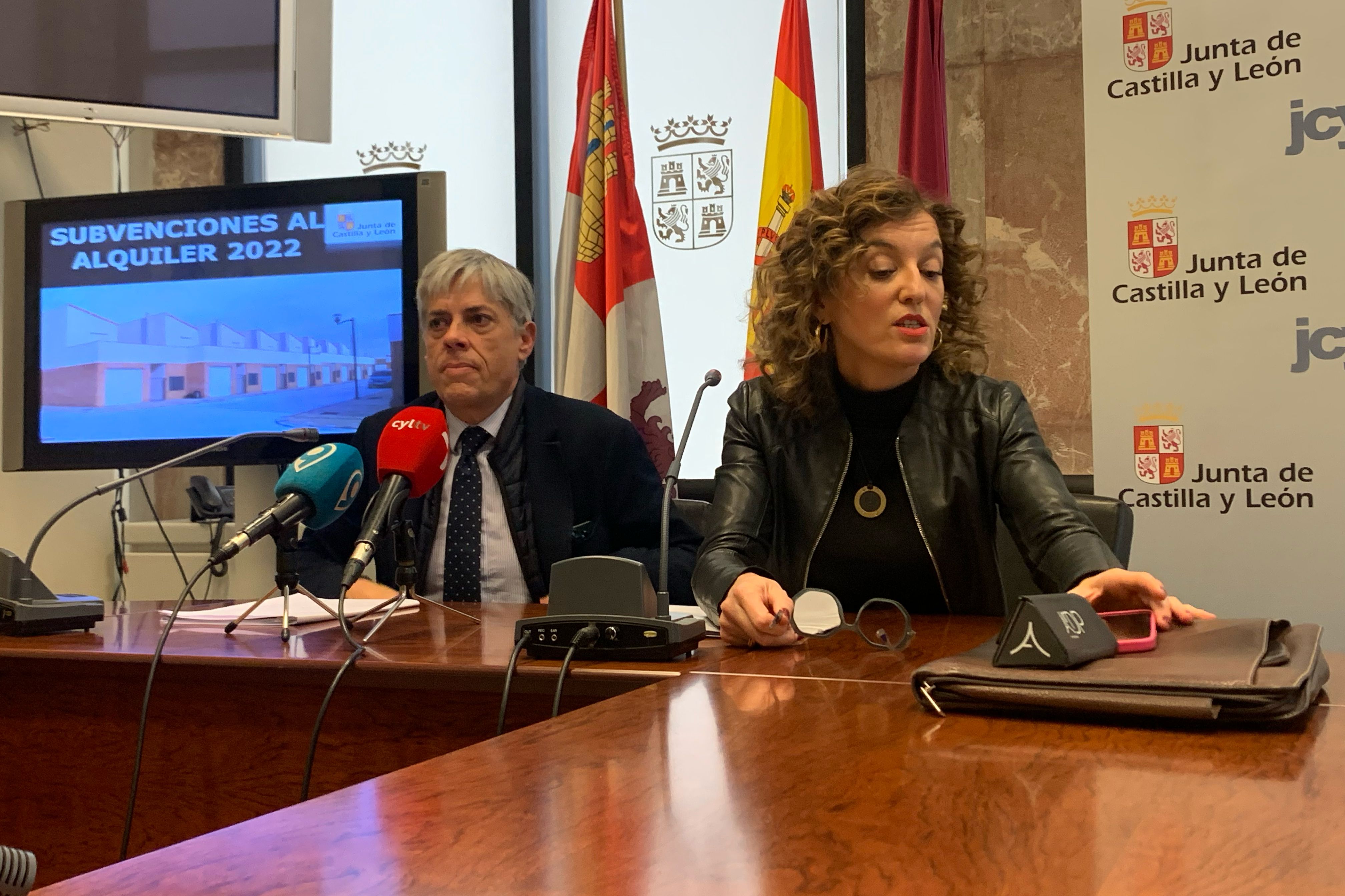 El delegado Territorial, Eduardo Diego y la directora general de Vivienda, María Pardo presentan las ayudas al alquiler de la Junta en León