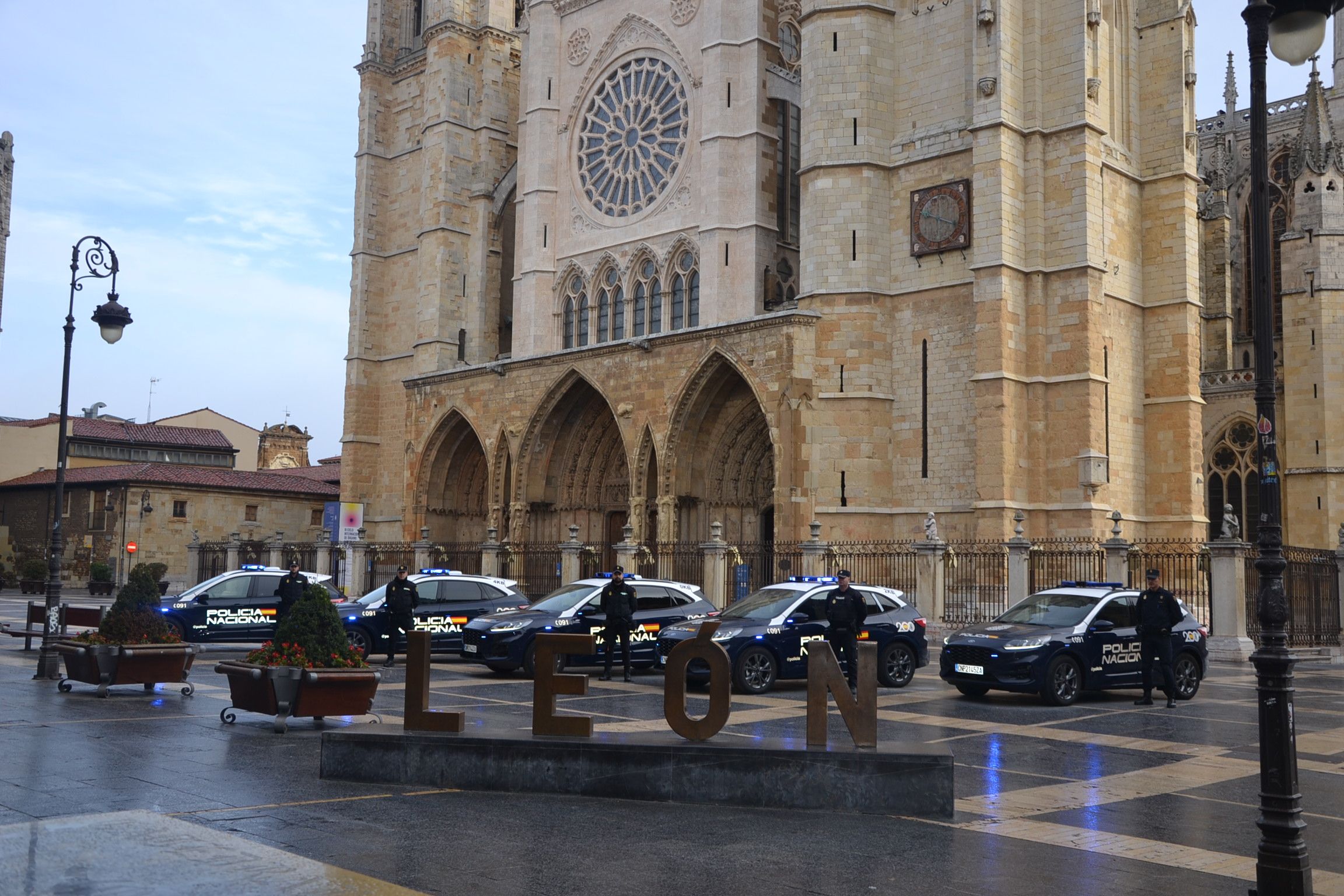 Presentación nueva flota de la Comisaria provincial de Policia Nacional en León