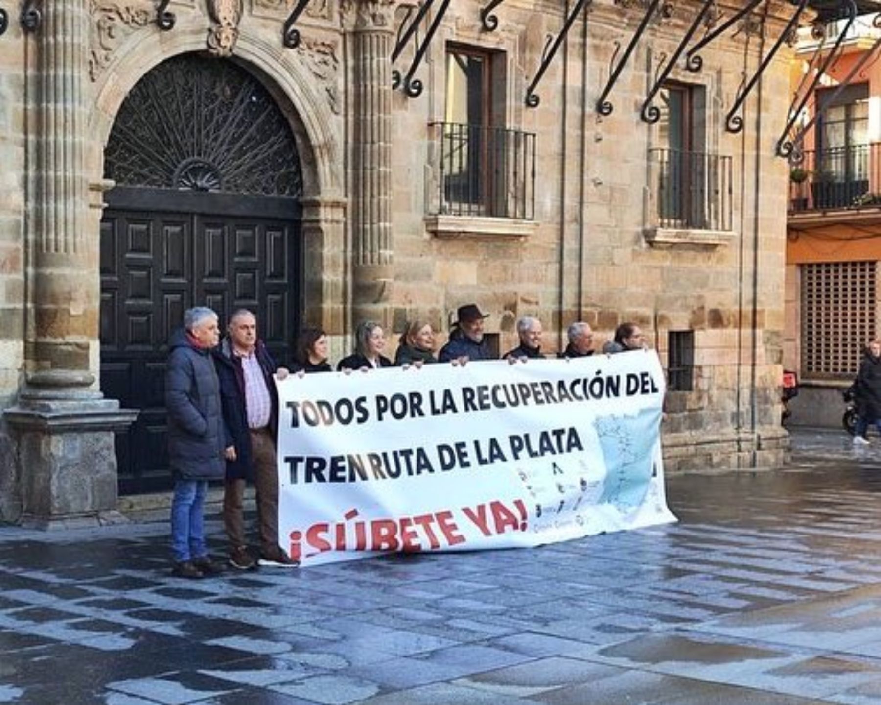 Concentración en la Plaza Mayor de Astorga por la reapertura del tren "Ruta de la Plata"