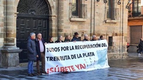 Concentración en la Plaza Mayor de Astorga por la reapertura del tren "Ruta de la Plata"