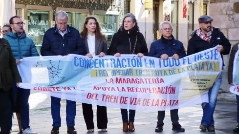  Integrantes del Partido Popular de León en una de las concentración por la reapertura del tren "Ruta de la Plata"