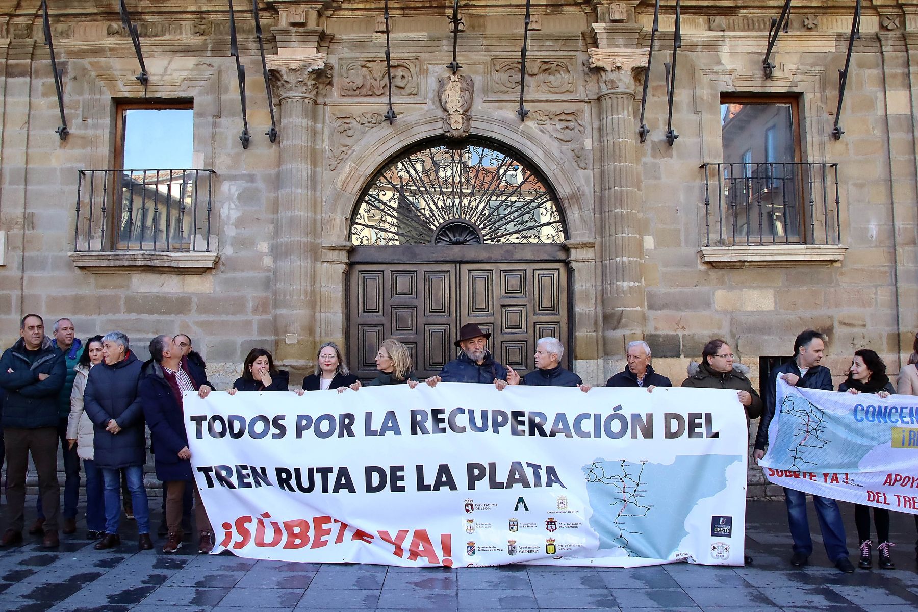 Concentración en la Plaza Mayor de Astorga por la reapertura del tren "Ruta de la Plata"