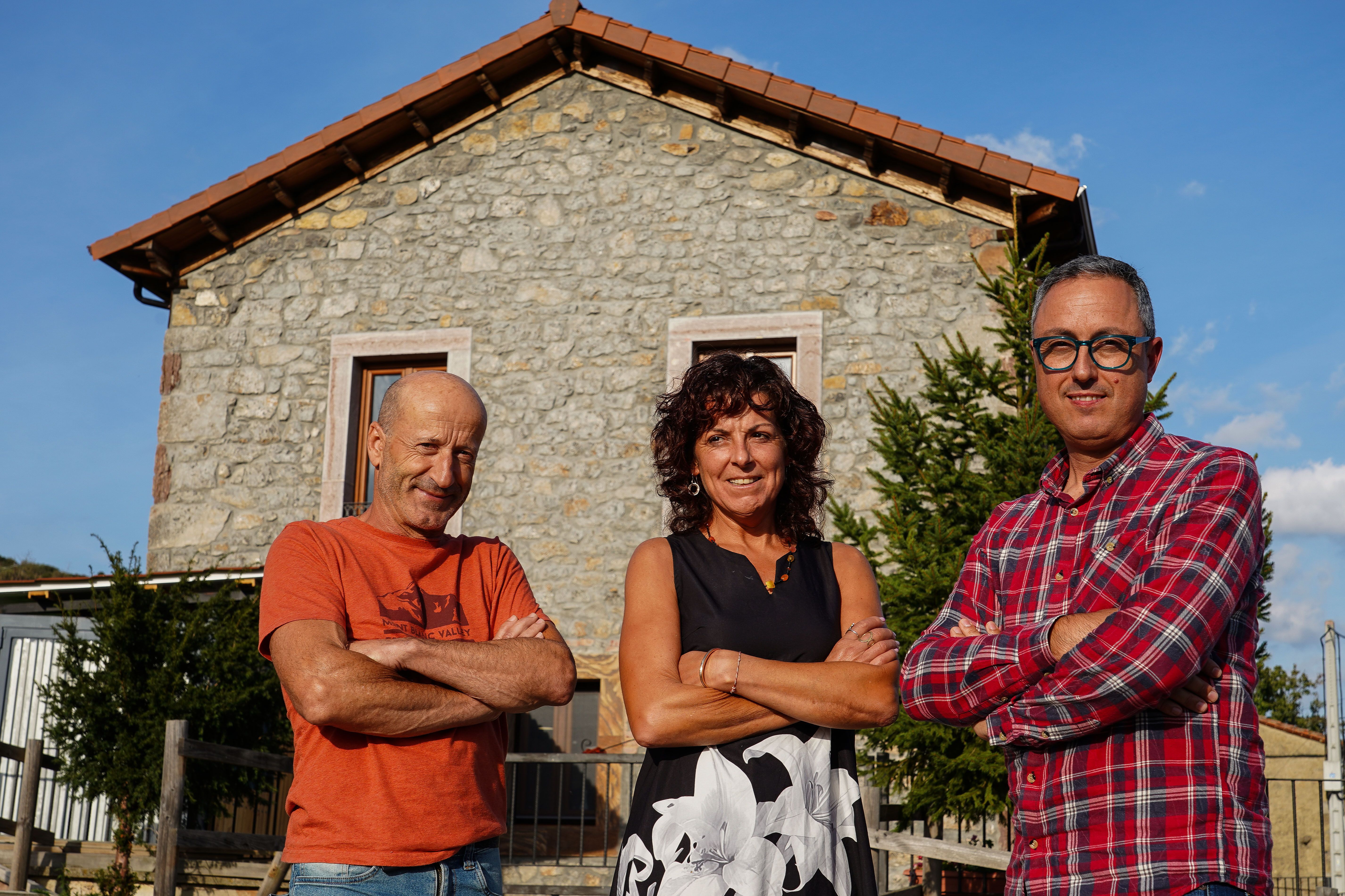 el alcalde del municipio leonés de Reyero, Gregorio Alonso; la gestora del albergue de Pallide, Begoña González; el técnico de gestión del proyecto Bioreyero, Álvaro de la Puente; 