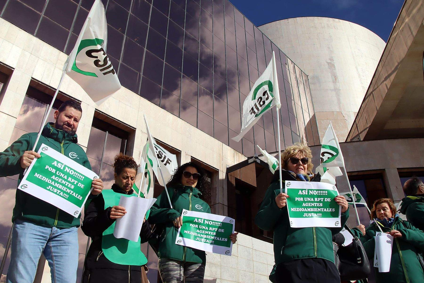 Concentración contra la RPT de agentes medioambientales delante de la Delegación Territorial de la Junta en León Concentración contra la RPT de agentes medioambientales delante de la Delegación Territorial de la Junta en León