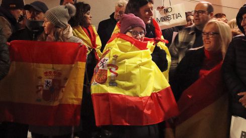 Medio millar de personas se concentra ante la sede del PSOE en León Medio millar de personas se concentra ante la sede del PSOE en León