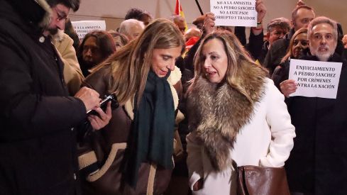 Medio millar de personas se concentra ante la sede del PSOE en León Medio millar de personas se concentra ante la sede del PSOE en León