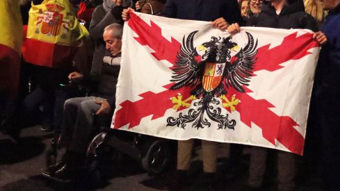 Medio millar de personas se concentra ante la sede del PSOE en León Medio millar de personas se concentra ante la sede del PSOE en León