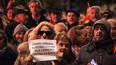 Medio millar de personas se concentra ante la sede del PSOE en León Medio millar de personas se concentra ante la sede del PSOE en León
