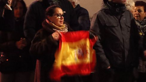 Medio millar de personas se concentra ante la sede del PSOE en León Medio millar de personas se concentra ante la sede del PSOE en León