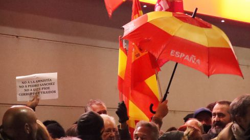 Medio millar de personas se concentra ante la sede del PSOE en León Medio millar de personas se concentra ante la sede del PSOE en León