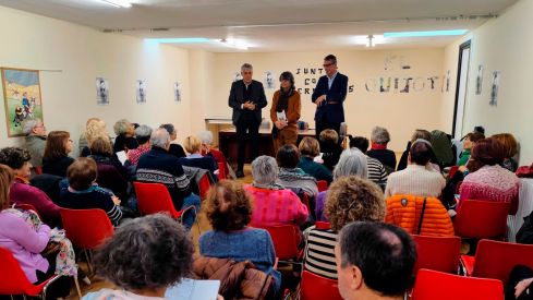 Taller de lectura: 'El Quijote de 1615 para los mayores’ celebrado en el Centro de Día León II 