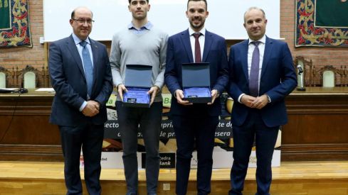 Héctor Marina García y Adrián Bozal Leorri recogiendo sus galardones en la entrega del VII Premio Cátedra AgroBank