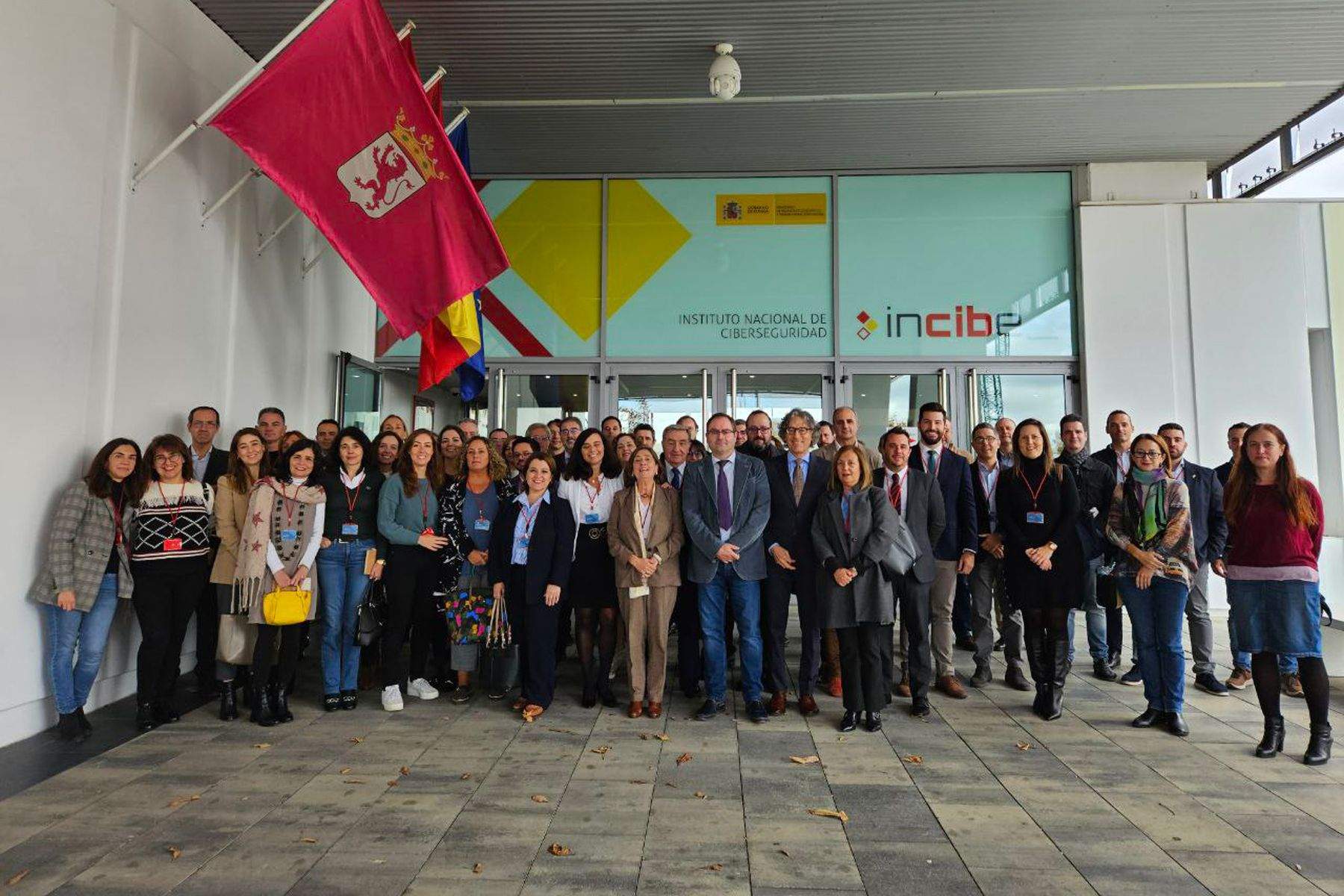 Foto de familia en la inauguración de las ‘Jornadas de especialistas en criminalidad informática’ 