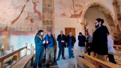 Visita del delegado Territorial de la Junta en León, Eduardo Diego, a las pinturas murales de la iglesia de Torre de Babia