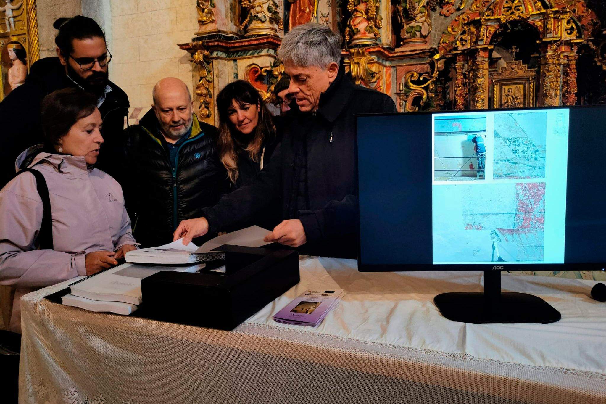 Visita del delegado Territorial de la Junta en León, Eduardo Diego, a las pinturas murales de la iglesia de Torre de Babia Visita del delegado Territorial de la Junta en León, Eduardo Diego, a las pinturas murales de la iglesia de Torre de Babia
