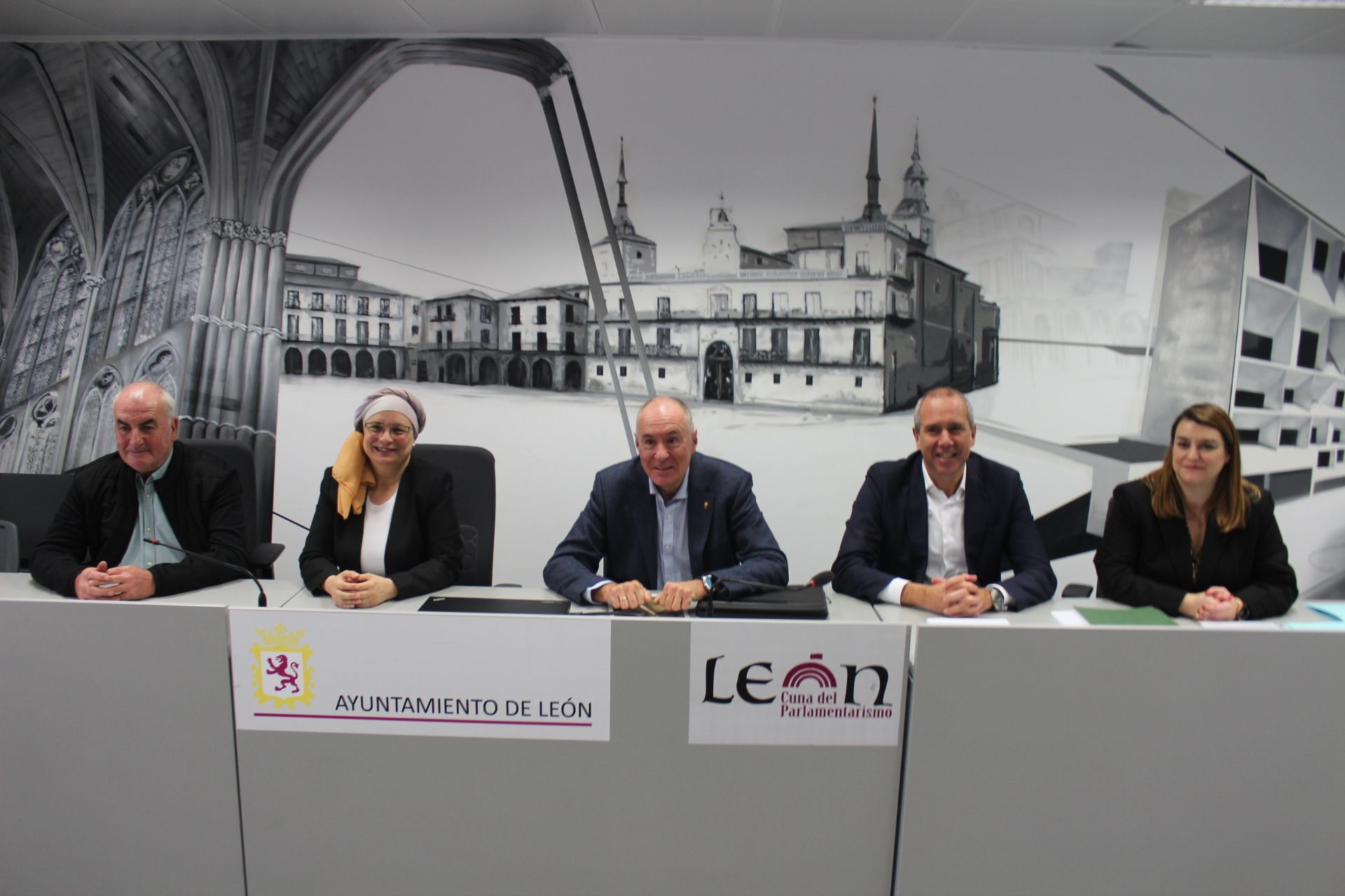Rueda de prensa de UPL en la que han denunciado el estado de las rotondas de entrada a León