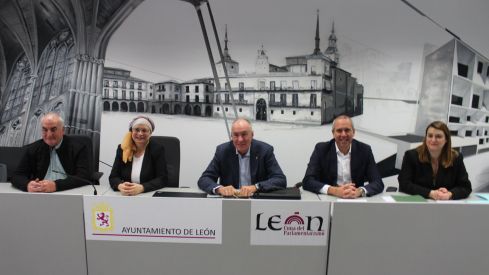 Rueda de prensa de UPL en la que han denunciado el estado de las rotondas de entrada a León