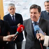 Carlos Fernández Carriedo, el consejero de Economía y Hacienda, atiende a los medios de comunicación visita a la empresa Tresca Ingeniería