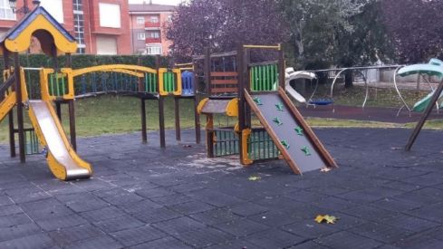 Estado actual del parque infantil adyacente a la ´Casa de cultura´ de Villaobispo