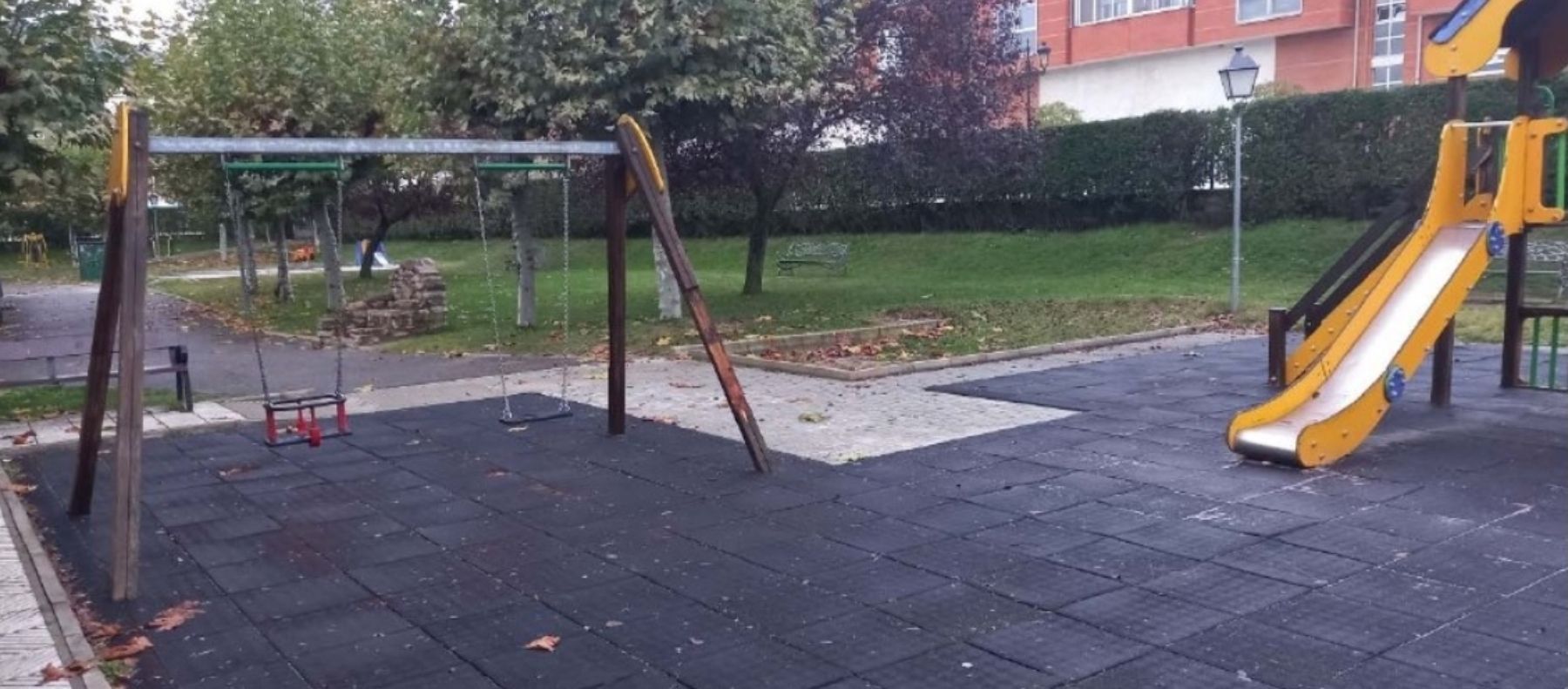 Estado actual del parque infantil adyacente a la ´Casa de cultura´ de Villaobispo