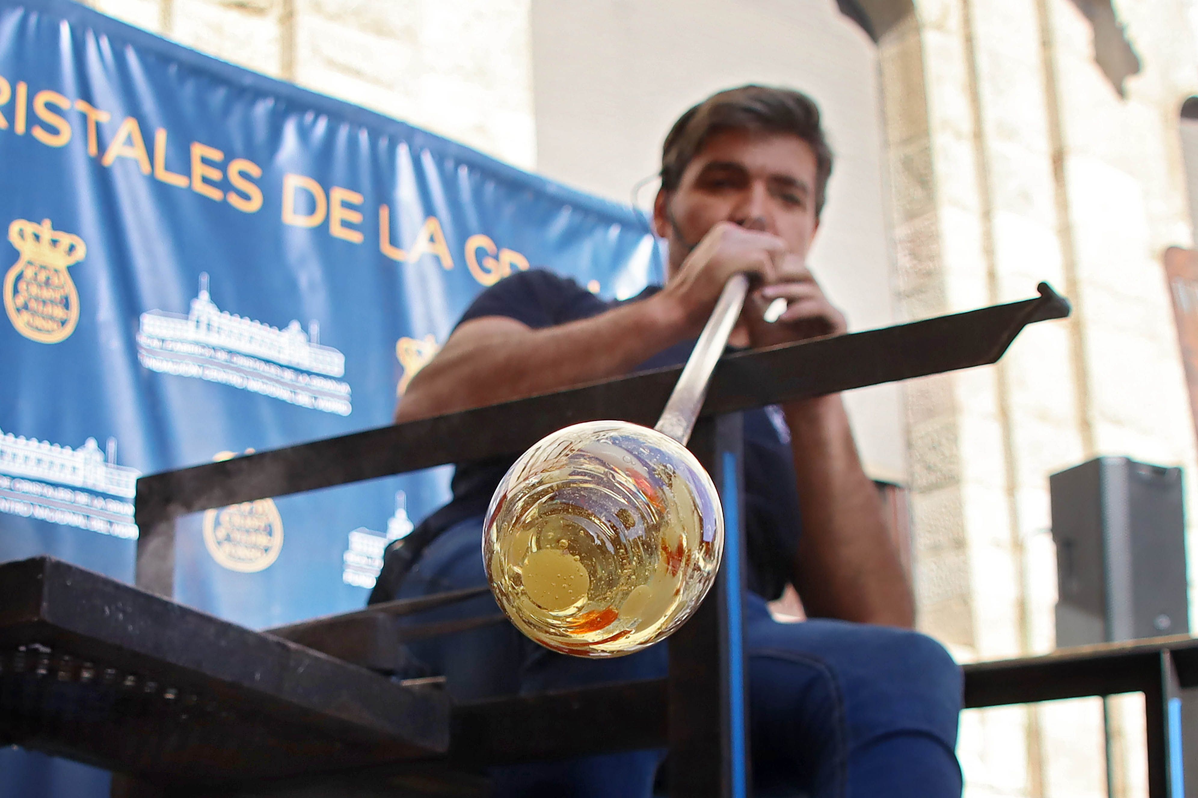 Taller de soplado de vidrio a los pies de la Catedral realizado por el maestro soplador Diego Rodríguez Blanco | Peio García (ICAL)