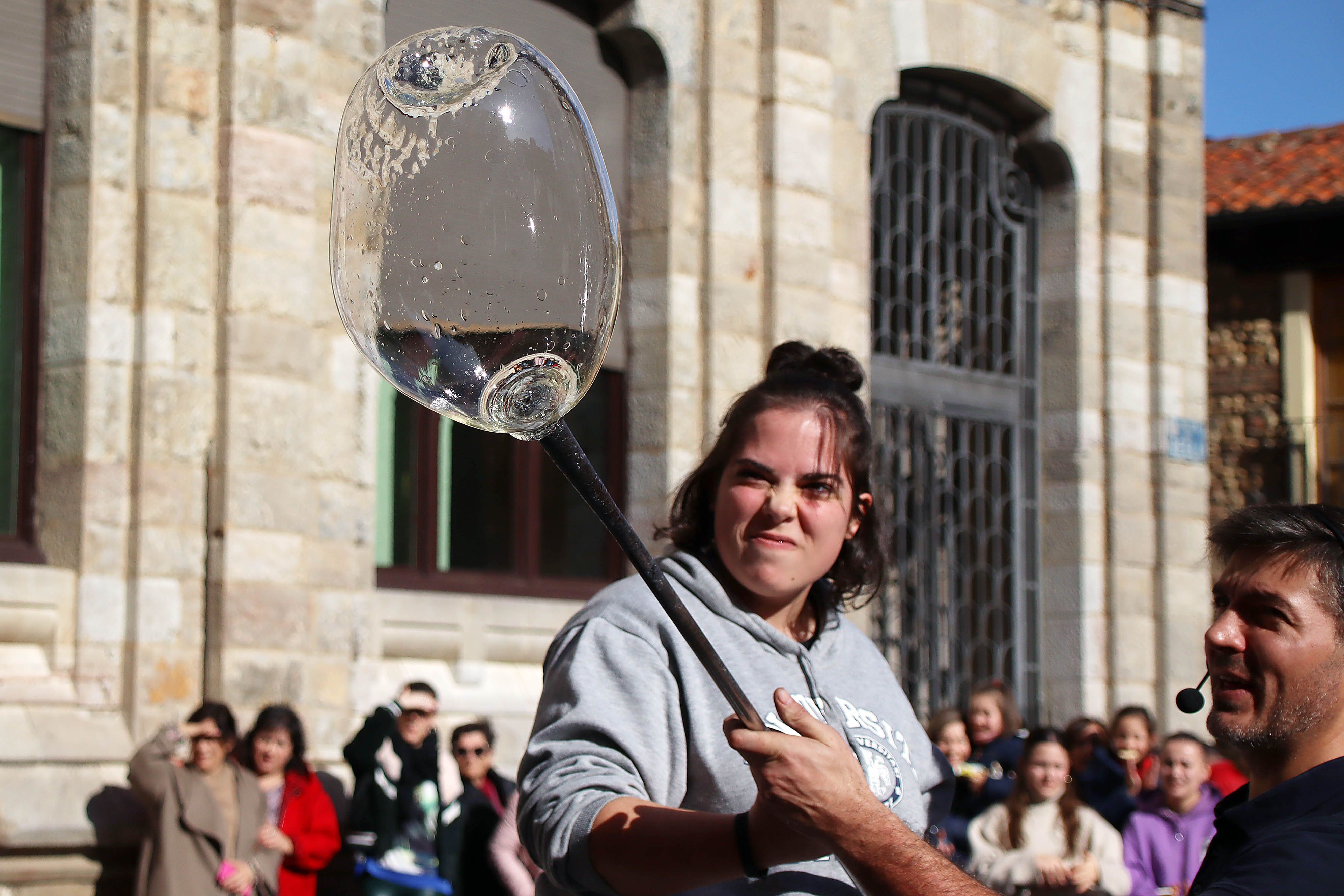 Soplado de vidrio en la Catedral de León | Peio García (ICAL)
