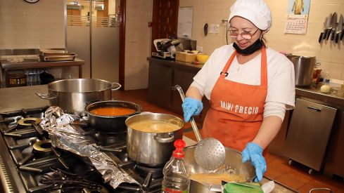 Los voluntarios de la Asociación Leonesa de Caridad están encargados de elaborar el menú de Nochebuena