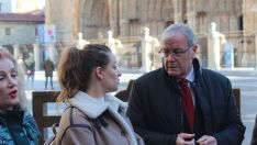 Silvia Franco, Ester Muñoz y Antonio Silván a los pies de la Catedral de León