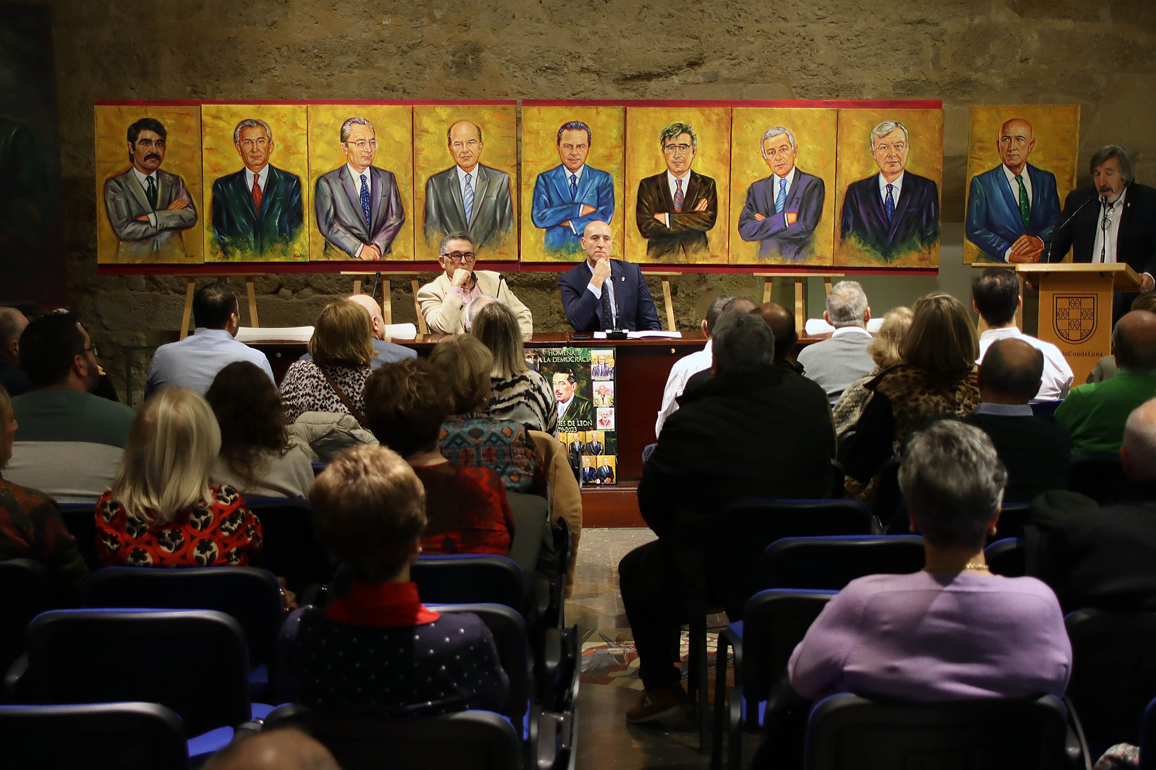 Presentación de la colección 'Homenaje a la democracia. Alcaldes de León 1979-2023’ de Luis Zotes Flecha