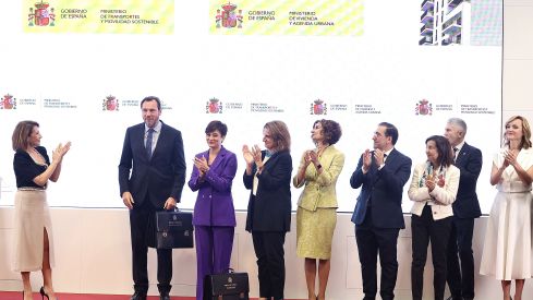 Los nuevos ministros recibiendo la cartera que les compete