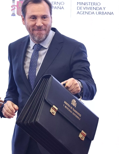 Óscar Puente recibe la cartera del Ministerio de Transporte.