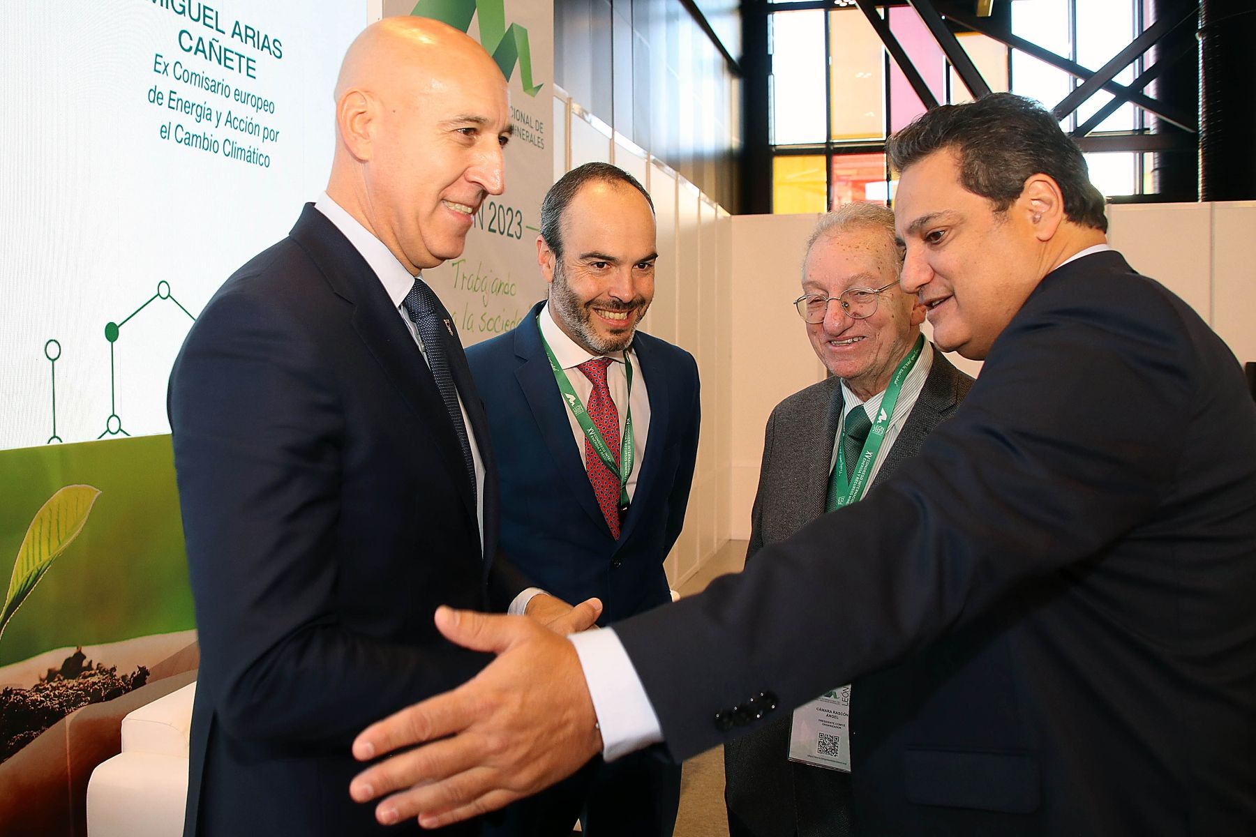  El XV Congreso Internacional de Energía y Minas fue inaugurado con la presencia del alcalde de León, José Antonio Diez, quien estuvo acompañado por Alfonso Vázquez, decano del Colegio Oficial de Ingenieros de Minas, Miguel Arias Cañete, excomisario europeo, y Alfonso Arroyo, director general de Energía y Minas