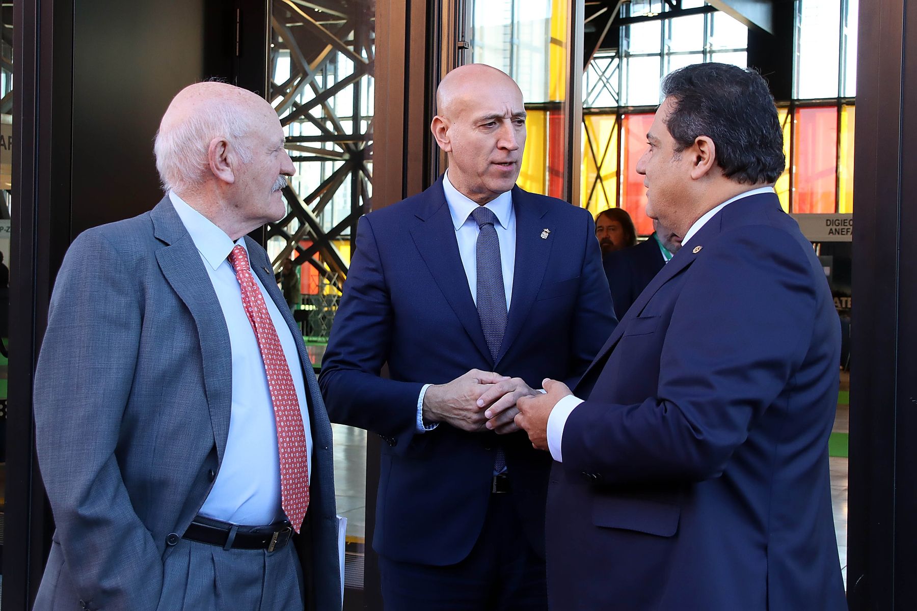  El XV Congreso Internacional de Energía y Minas fue inaugurado con la presencia del alcalde de León, José Antonio Diez, quien estuvo acompañado por Alfonso Vázquez, decano del Colegio Oficial de Ingenieros de Minas, Miguel Arias Cañete, excomisario europeo, y Alfonso Arroyo, director general de Energía y Minas