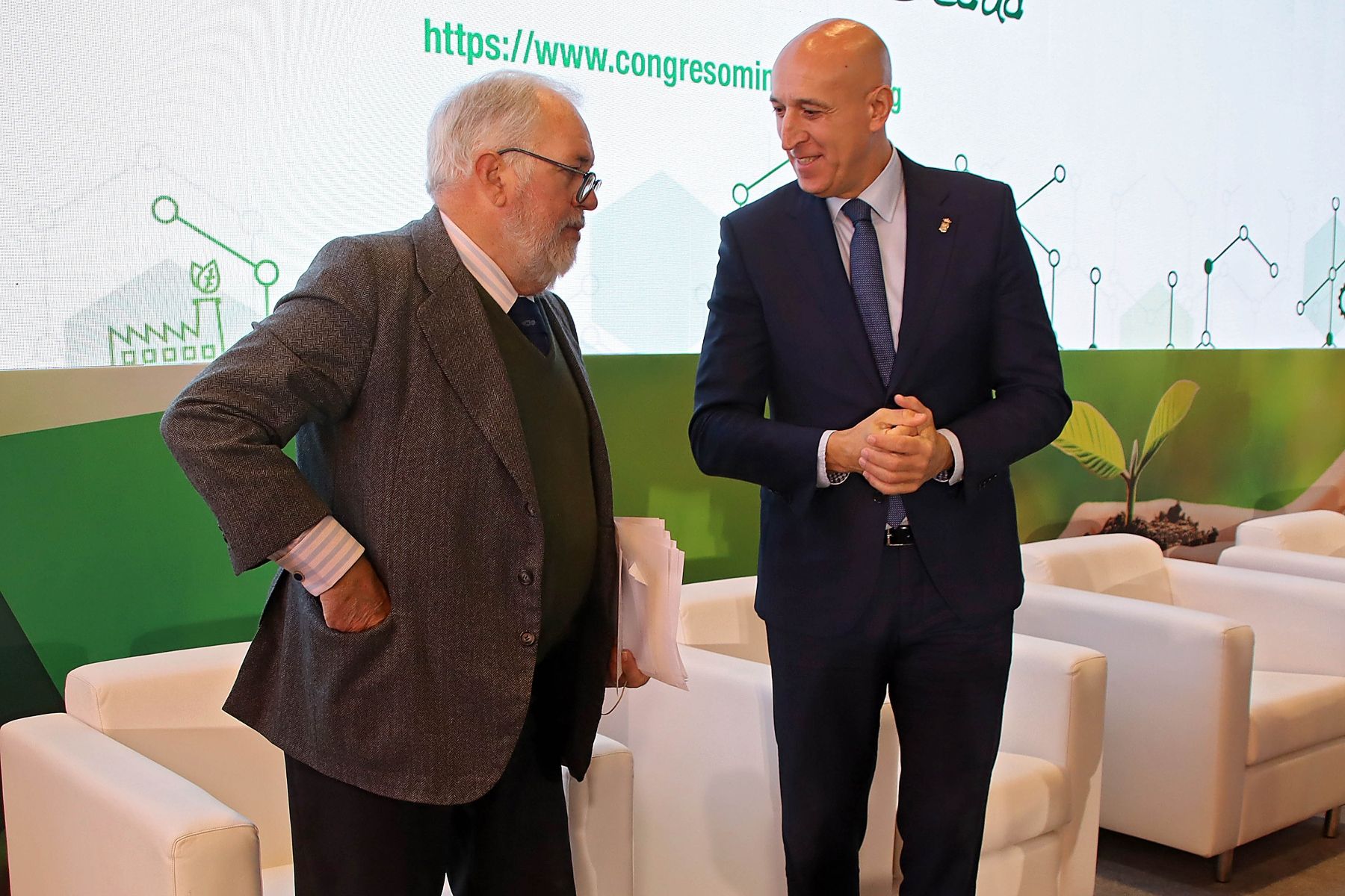 El XV Congreso Internacional de Energía y Minas fue inaugurado con la presencia del alcalde de León, José Antonio Diez, quien estuvo acompañado por Alfonso Vázquez, decano del Colegio Oficial de Ingenieros de Minas, Miguel Arias Cañete, excomisario europeo, y Alfonso Arroyo, director general de Energía y Minas