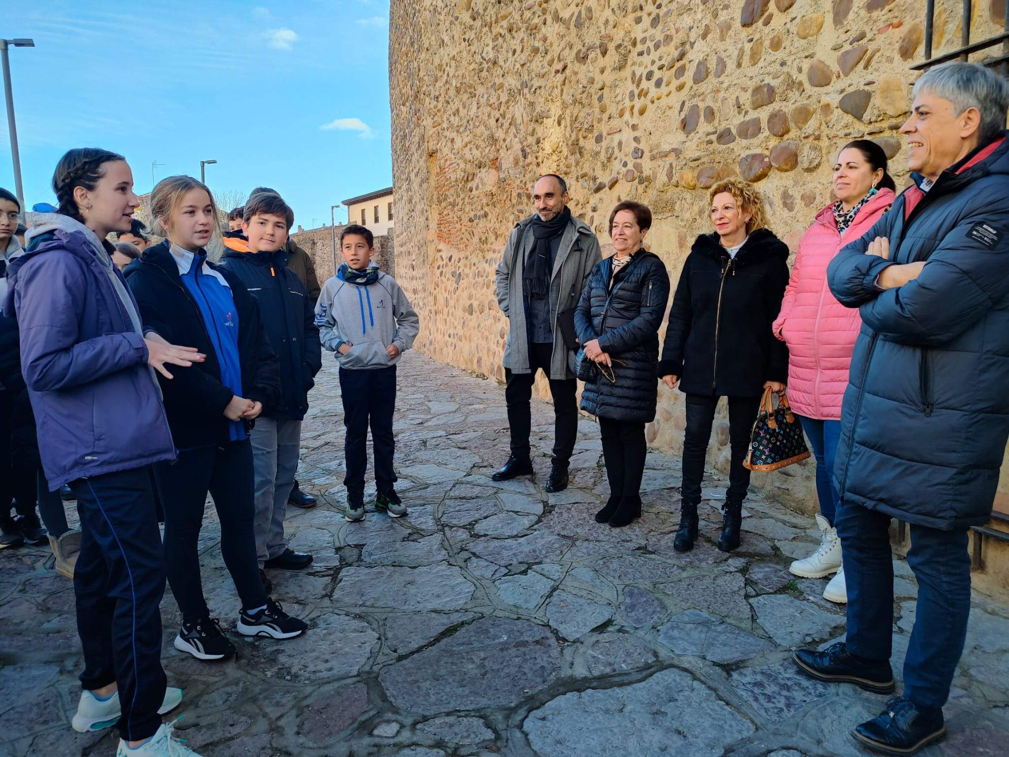 Sara Martínez y Daniela Lobato explicando cómo llevaron a cabo la obra 'Mi refugio' Sara Martínez y Daniela Lobato explicando cómo llevaron a cabo la obra 'Mi refugio'