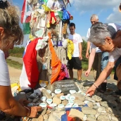 Deseos a los pies de la Cruz de Ferro en Foncebadón. Deseos a los pies de la Cruz de Ferro en Foncebadón.
