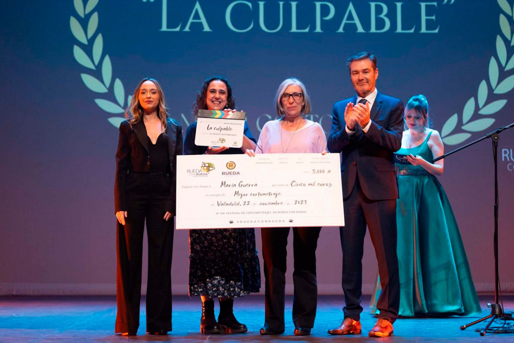 María Guerra recogiendo el premio a mejor cortometraje del certamen Rueda con Rueda | Foto: Rueda con Rueda