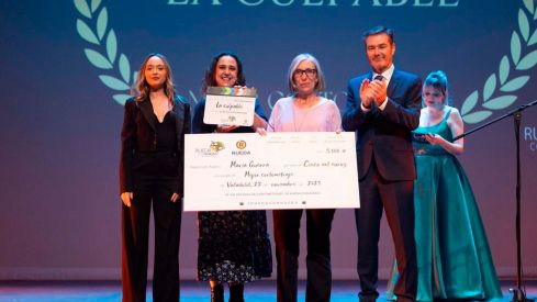 María Guerra recogiendo el premio a mejor cortometraje del certamen Rueda con Rueda | Foto: Rueda con Rueda