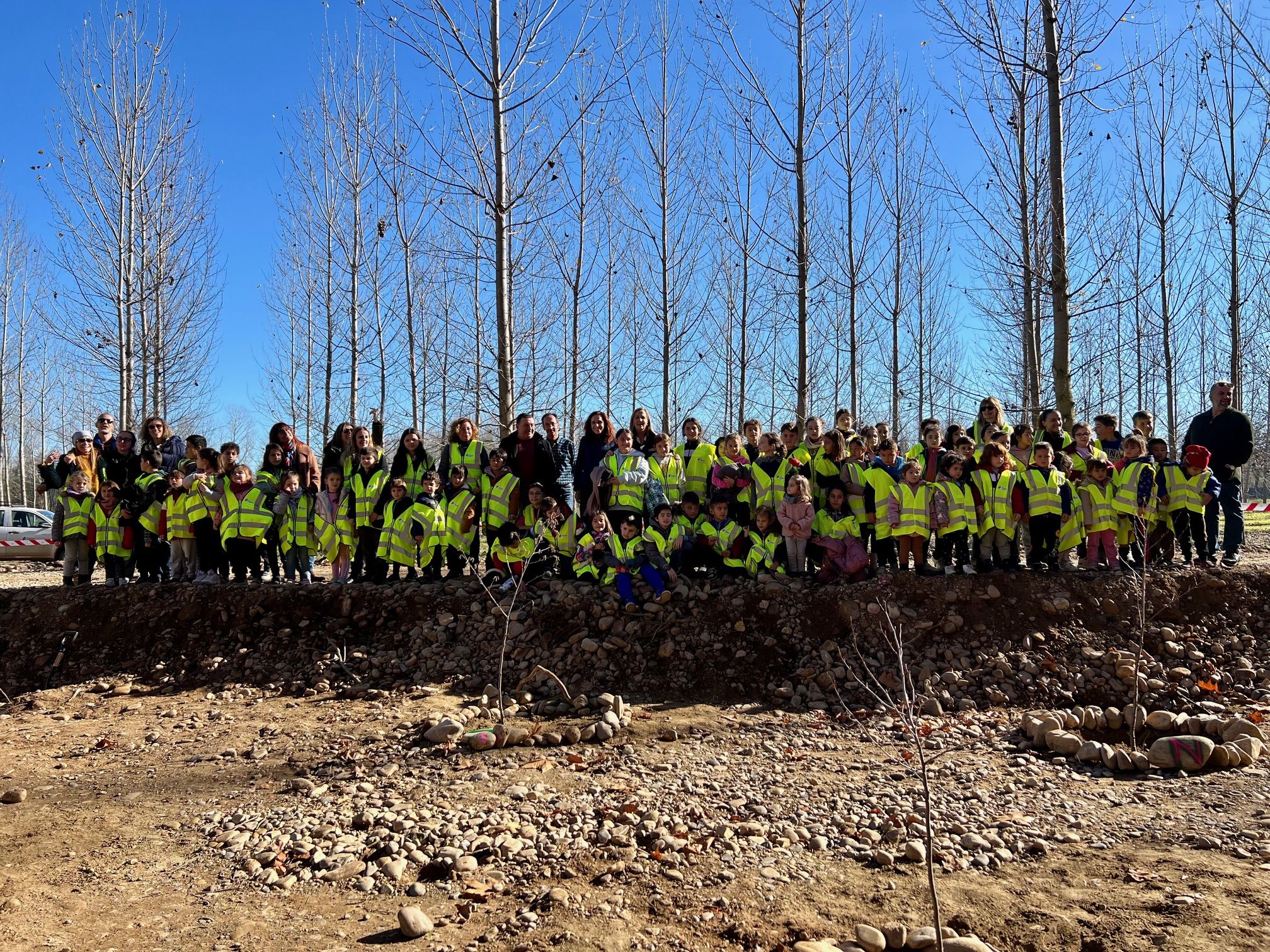 Plantación de un centenar de árboles juntos a los alumnos del CRA del Hospital de Orbigo