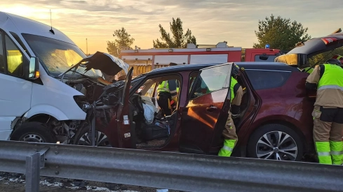 Accidente entre un microbús y un coche (2)
