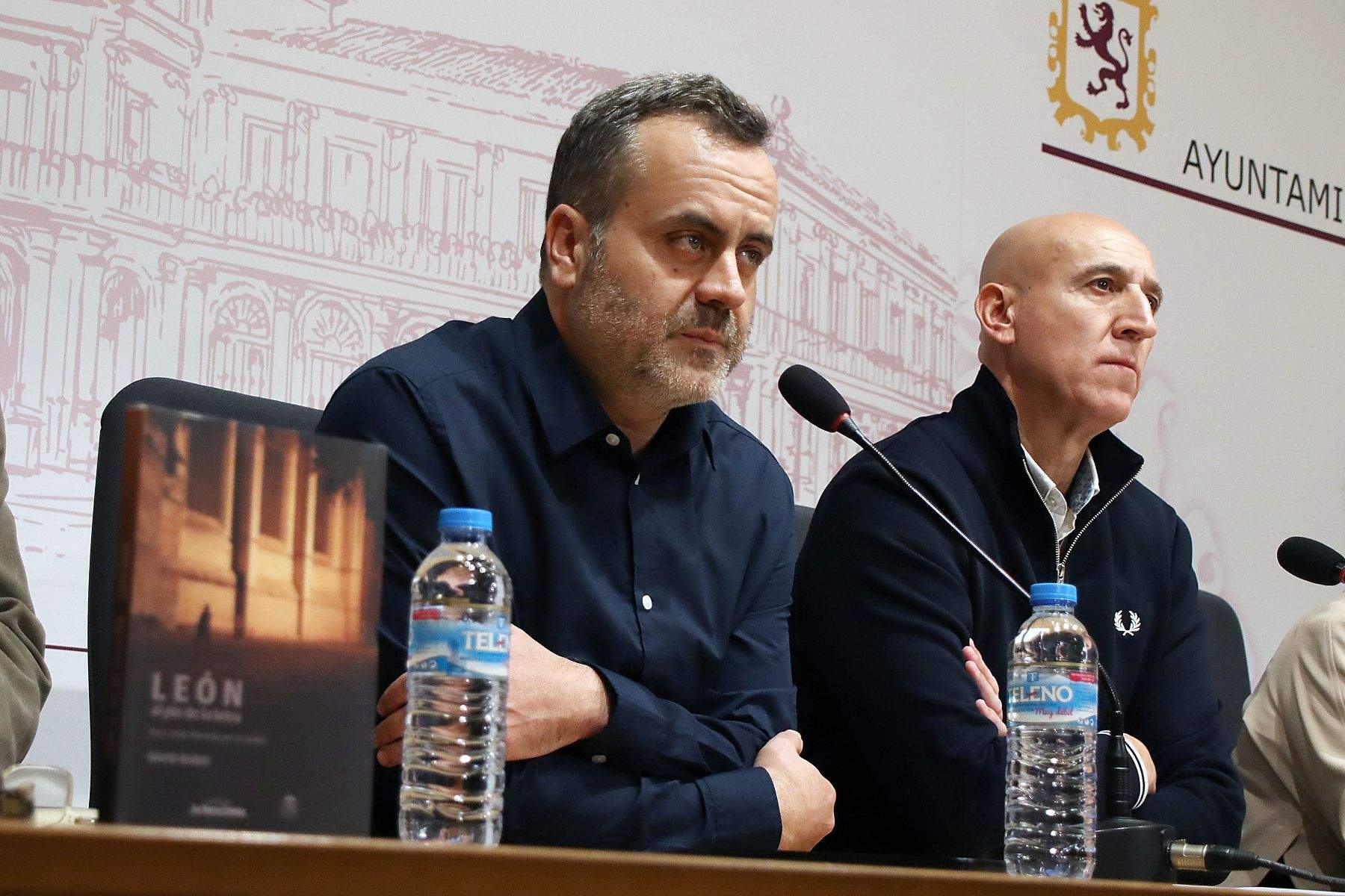 David Rubio con el alcalde José Antonio Díez y los escritores Julio Llamazares, Juan Pedro Aparicio, Avelino Fierro y Nativel Preciado David Rubio con el alcalde José Antonio Díez y los escritores Julio Llamazares, Juan Pedro Aparicio, Avelino Fierro y Nativel Preciado