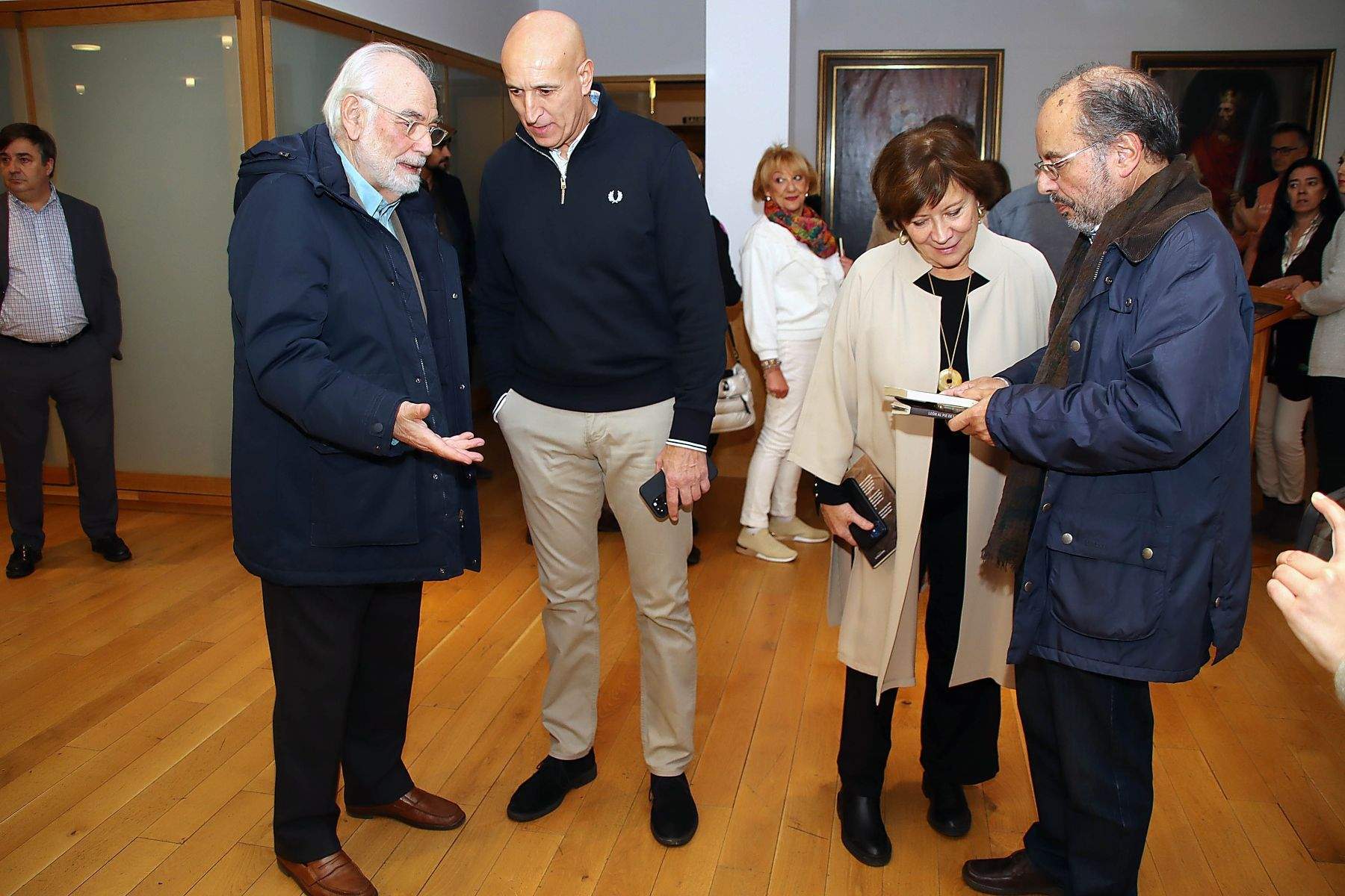 David Rubio con el alcalde José Antonio Díez y los escritores Julio Llamazares, Juan Pedro Aparicio, Avelino Fierro y Nativel Preciado David Rubio con el alcalde José Antonio Díez y los escritores Julio Llamazares, Juan Pedro Aparicio, Avelino Fierro y Nativel Preciado