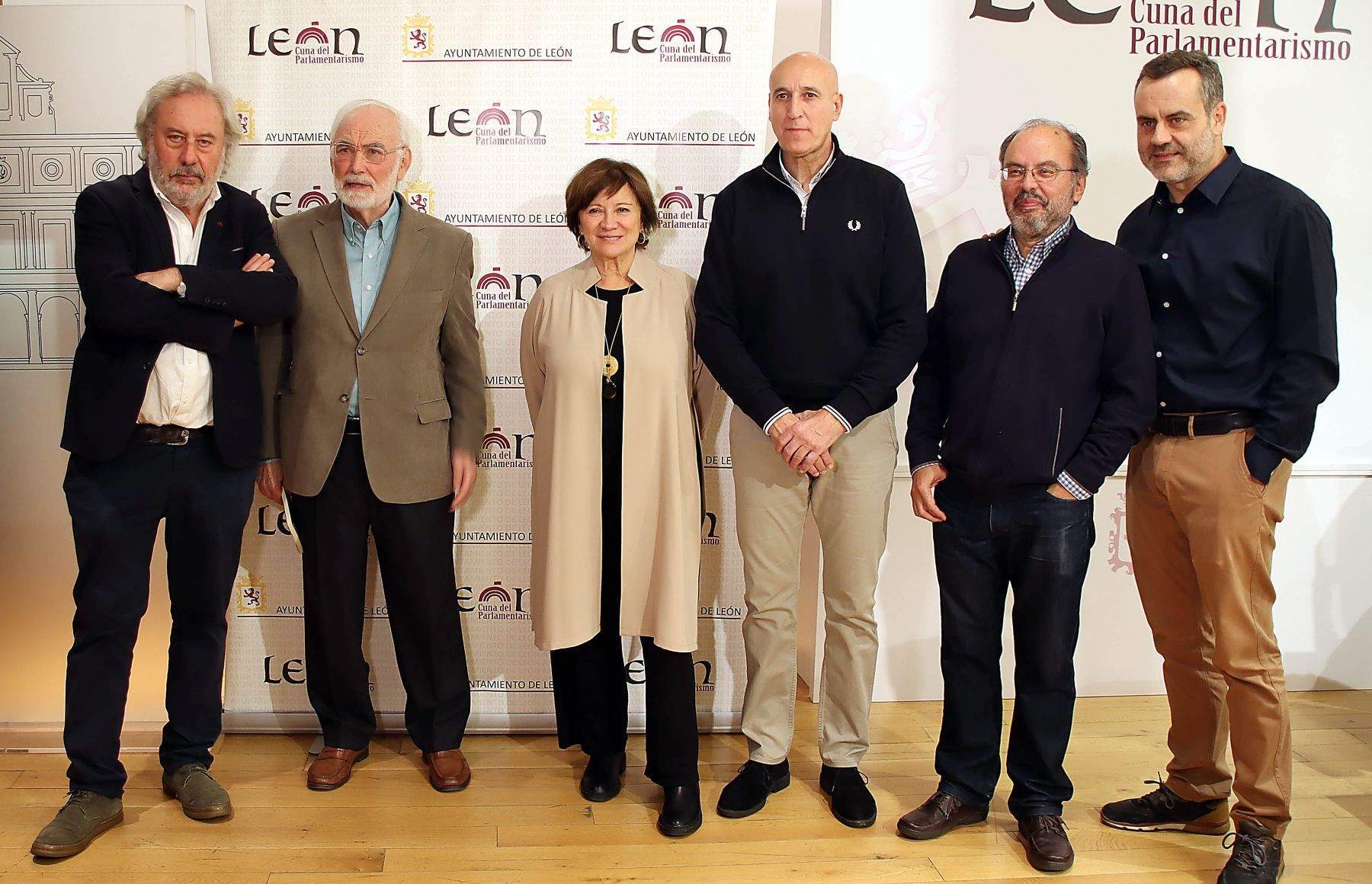 David Rubio con el alcalde José Antonio Díez y los escritores Julio Llamazares, Juan Pedro Aparicio, Avelino Fierro y Nativel Preciado David Rubio con el alcalde José Antonio Díez y los escritores Julio Llamazares, Juan Pedro Aparicio, Avelino Fierro y Nativel Preciado