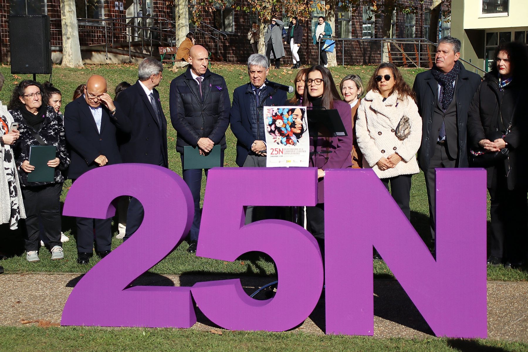  El acto en conmemoración del Día Internacional de la Eliminación de la Violencia contra las Mujeres contó con la participación del alcalde José Antonio Díez, el delegado territorial Eduardo Diego, el rector y el subdelegado del Gobierno, Faustino Sánchez