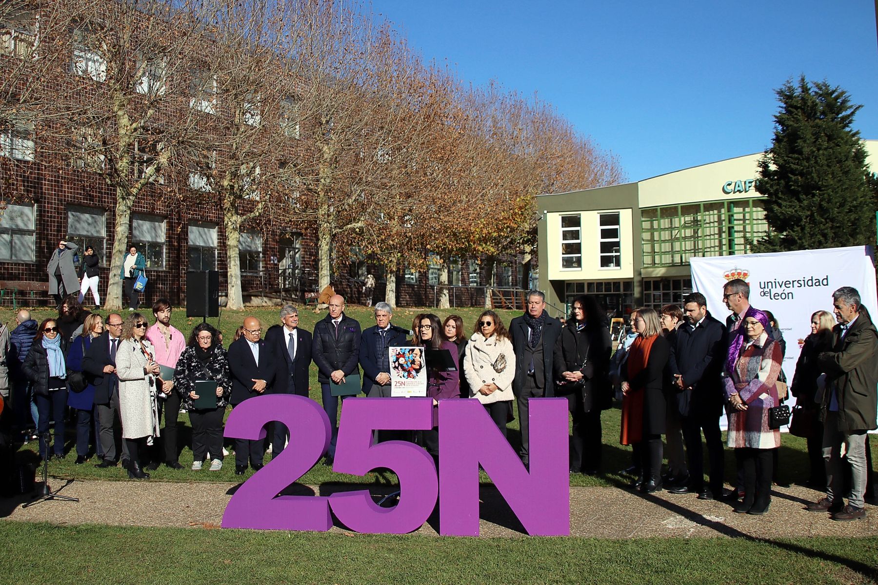  El acto institucional en conmemoración del Día Internacional de la Eliminación de la Violencia contra las Mujeres contó con la presencia del alcalde José Antonio Díez, el delegado territorial Eduardo Diego, el rector y el subdelegado del Gobierno, Faustino Sánchez