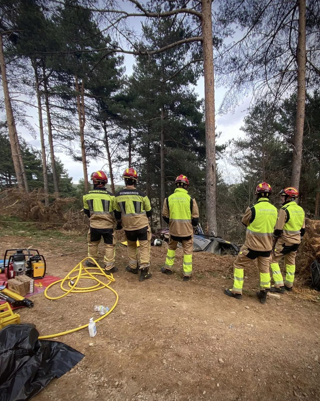 970af568 Dos heridos, uno de ellos atrapado, tras un accidente por la salida de vía de un boogie en el paraje "la Vitudina" en Foncebadón4f8c 9825 6198fae65283 (1)