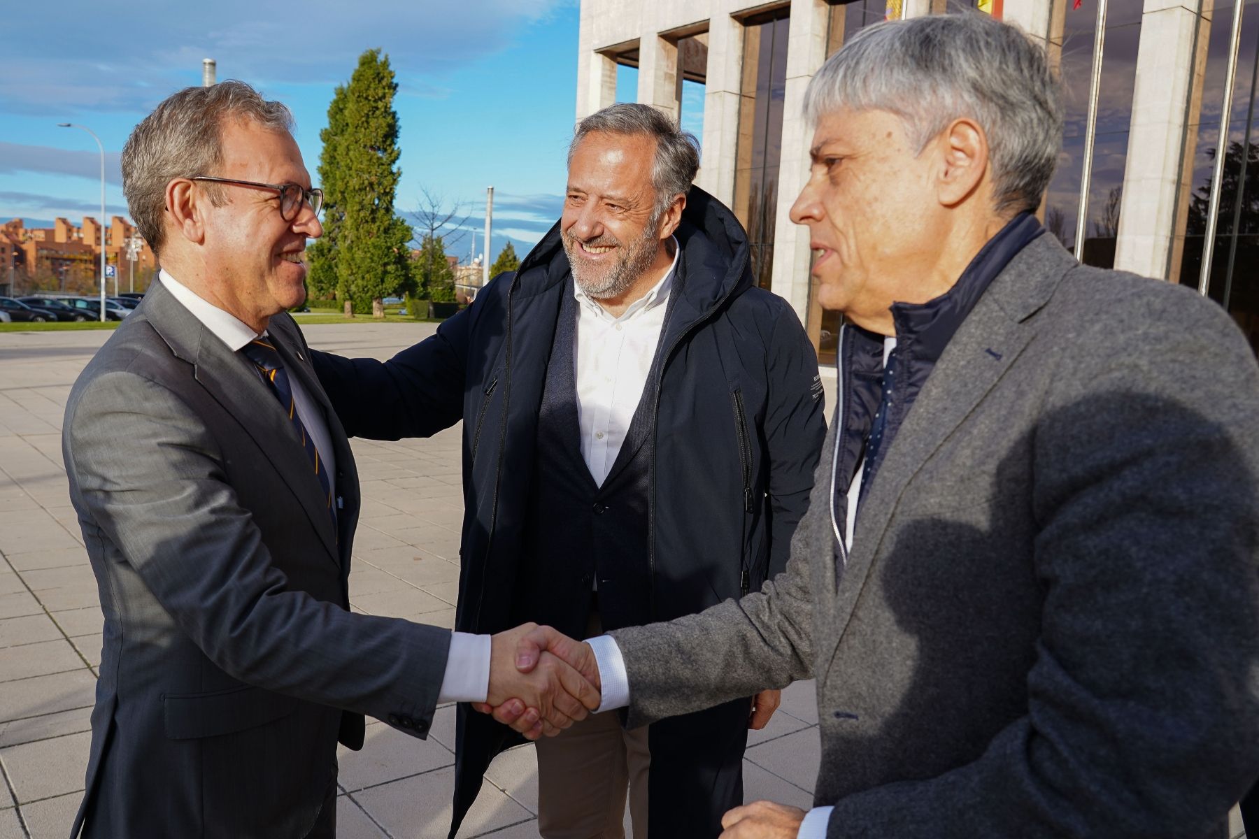  Mariano Veganzones, consejero de Industria en Castilla y León, revela las ayudas para la Industria 4.0 junto a proyectos destacados, en compañía de Carlos Pollán, presidente de las Cortes, y Eduardo Diego, delegado territorial en León